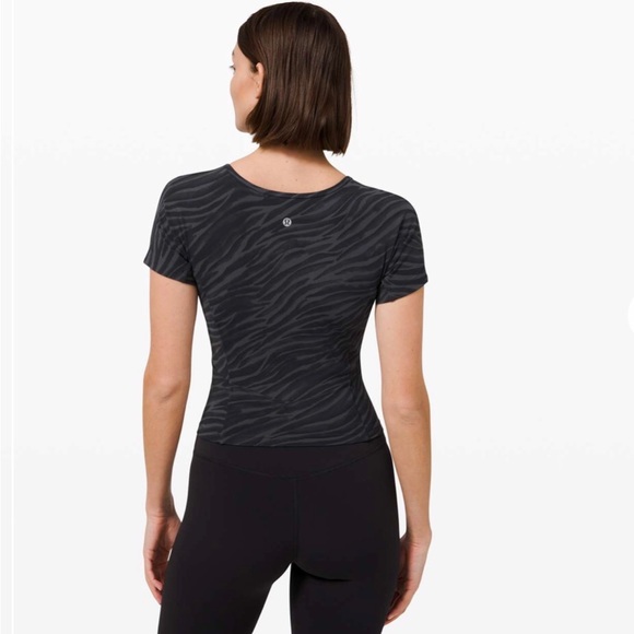 Lululemon" Nulu Cropped Slim Yoga Short Sleeve-Le Tigre Camo Deep Coal Multi - Picture 2 of 16